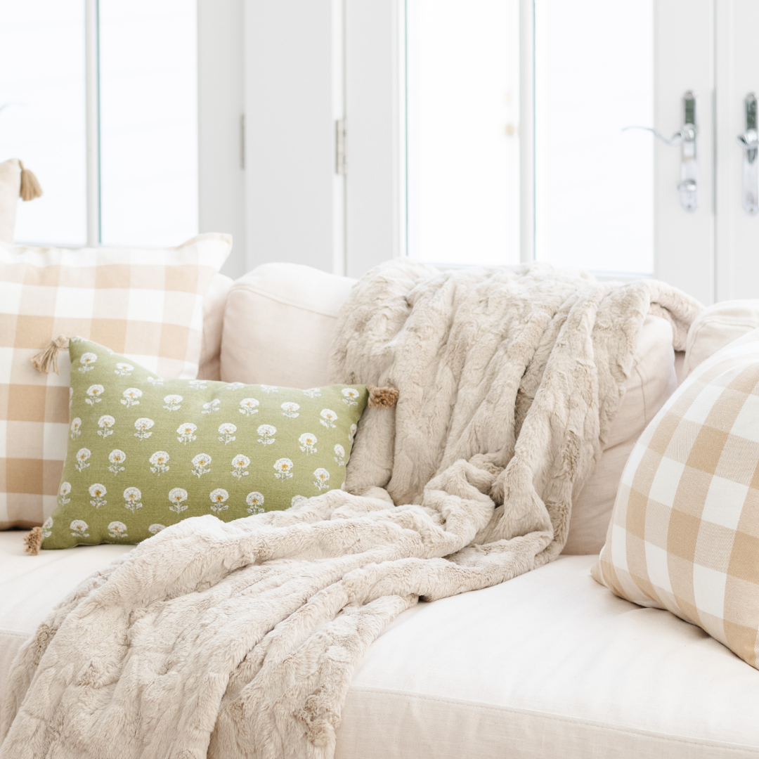 Luxury Cozy Faux Fur XL Throw Blanket for Couch & Bed Saranoni