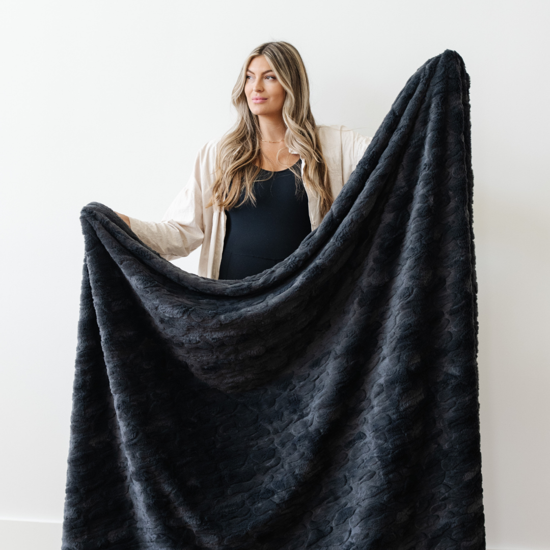 Luxury Cozy Faux Fur XL Throw Blanket for Couch & Bed Saranoni
