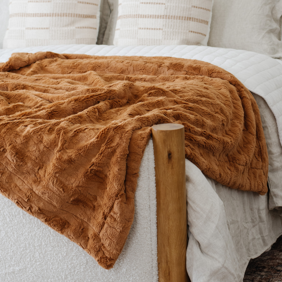 Luxury Cozy Faux Fur XL Throw Blanket for Couch & Bed Saranoni