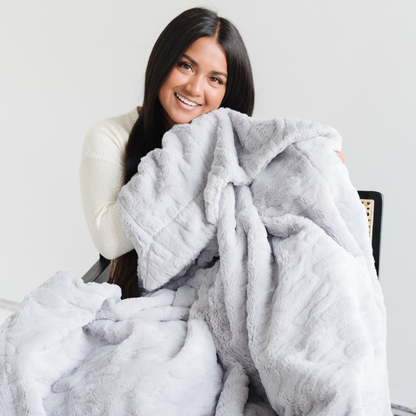Luxury Cozy Faux Fur XL Throw Blanket for Couch & Bed Saranoni
