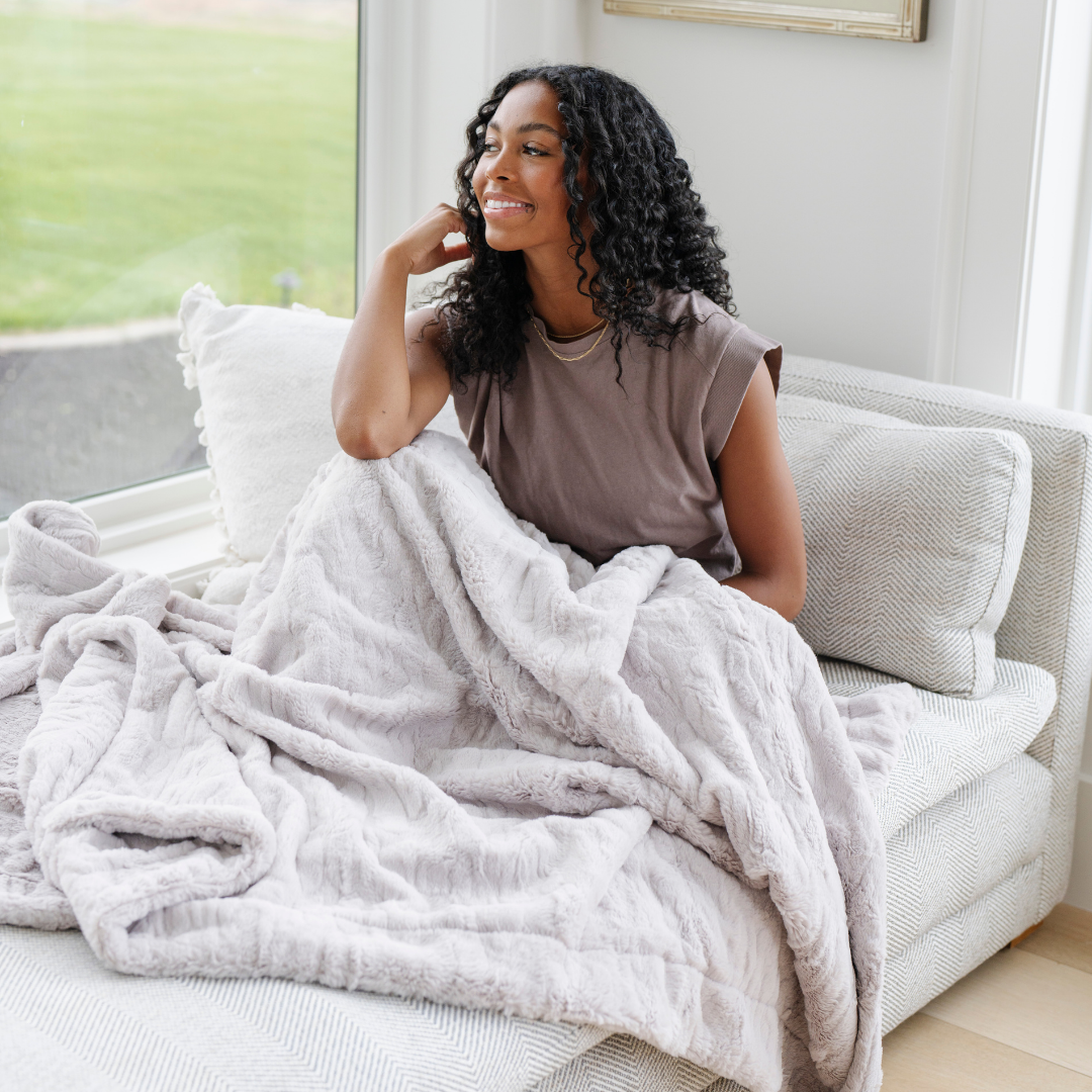 Luxury Cozy Faux Fur XL Throw Blanket for Couch & Bed Saranoni