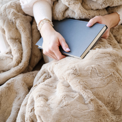 Luxury Cozy Faux Fur XL Throw Blanket for Couch & Bed Saranoni