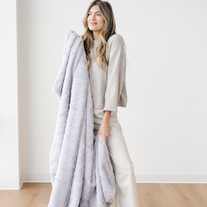 Luxury Cozy Faux Fur XL Throw Blanket for Couch & Bed Saranoni