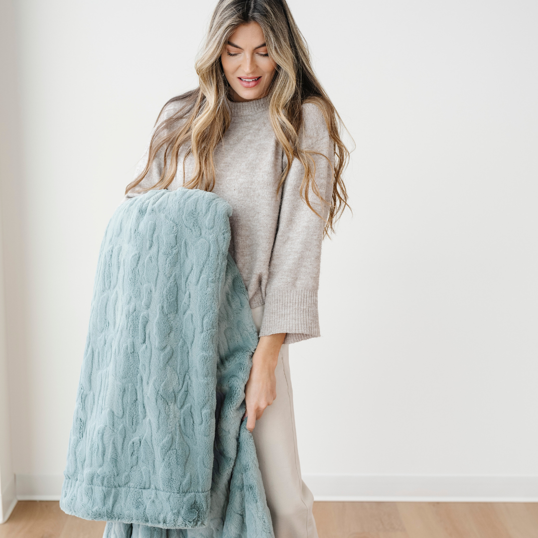 Luxury Cozy Faux Fur XL Throw Blanket for Couch & Bed Saranoni