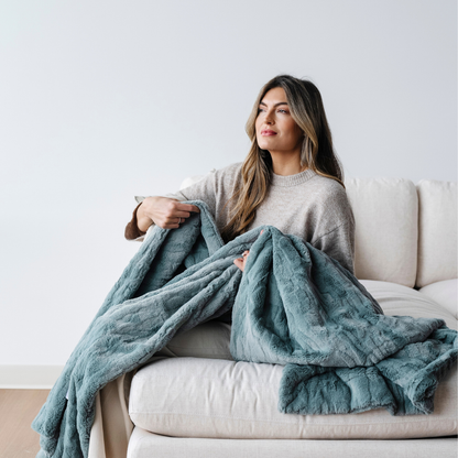 Luxury Cozy Faux Fur XL Throw Blanket for Couch & Bed Saranoni