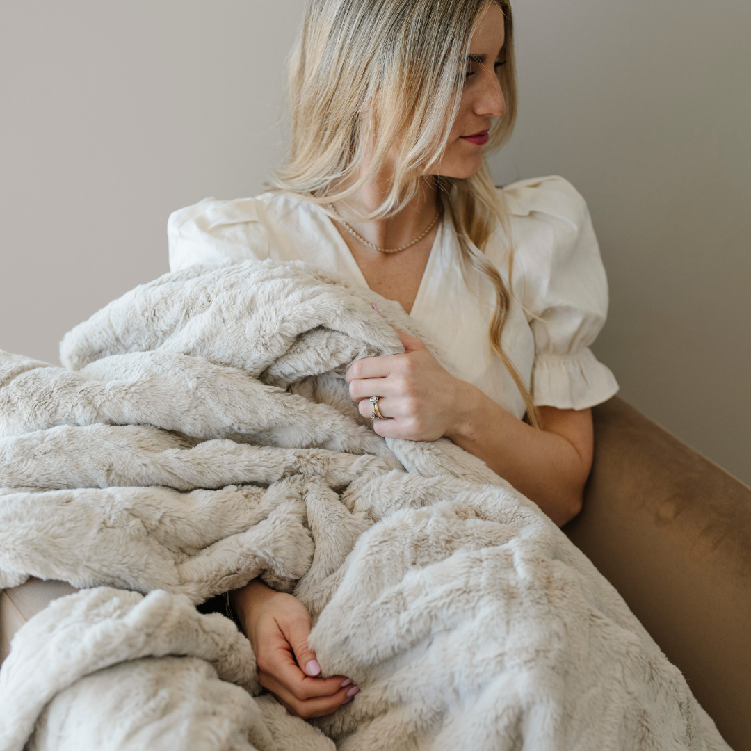 Luxury Cozy Faux Fur XL Throw Blanket for Couch & Bed Saranoni