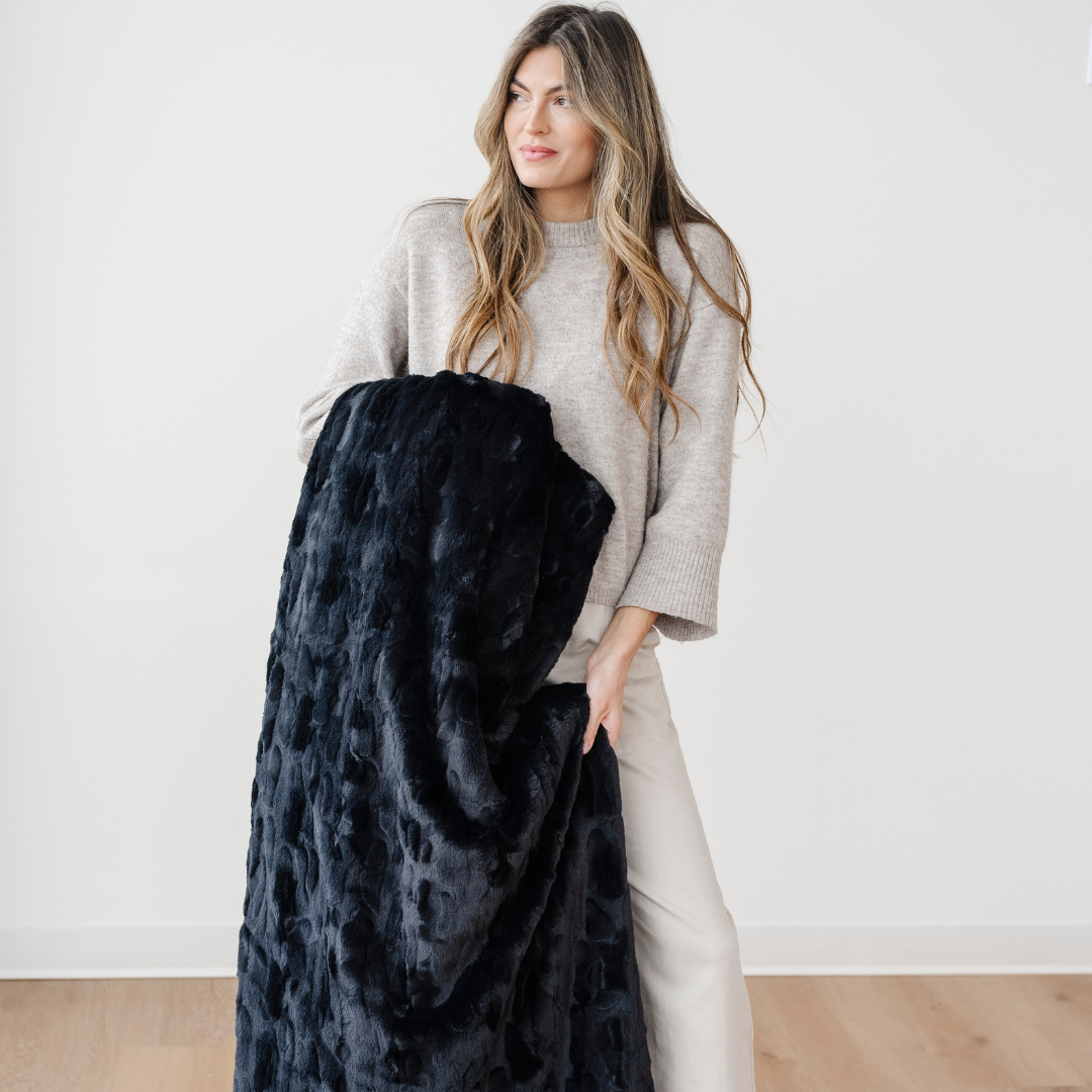 Luxury Cozy Faux Fur XL Throw Blanket for Couch & Bed Saranoni