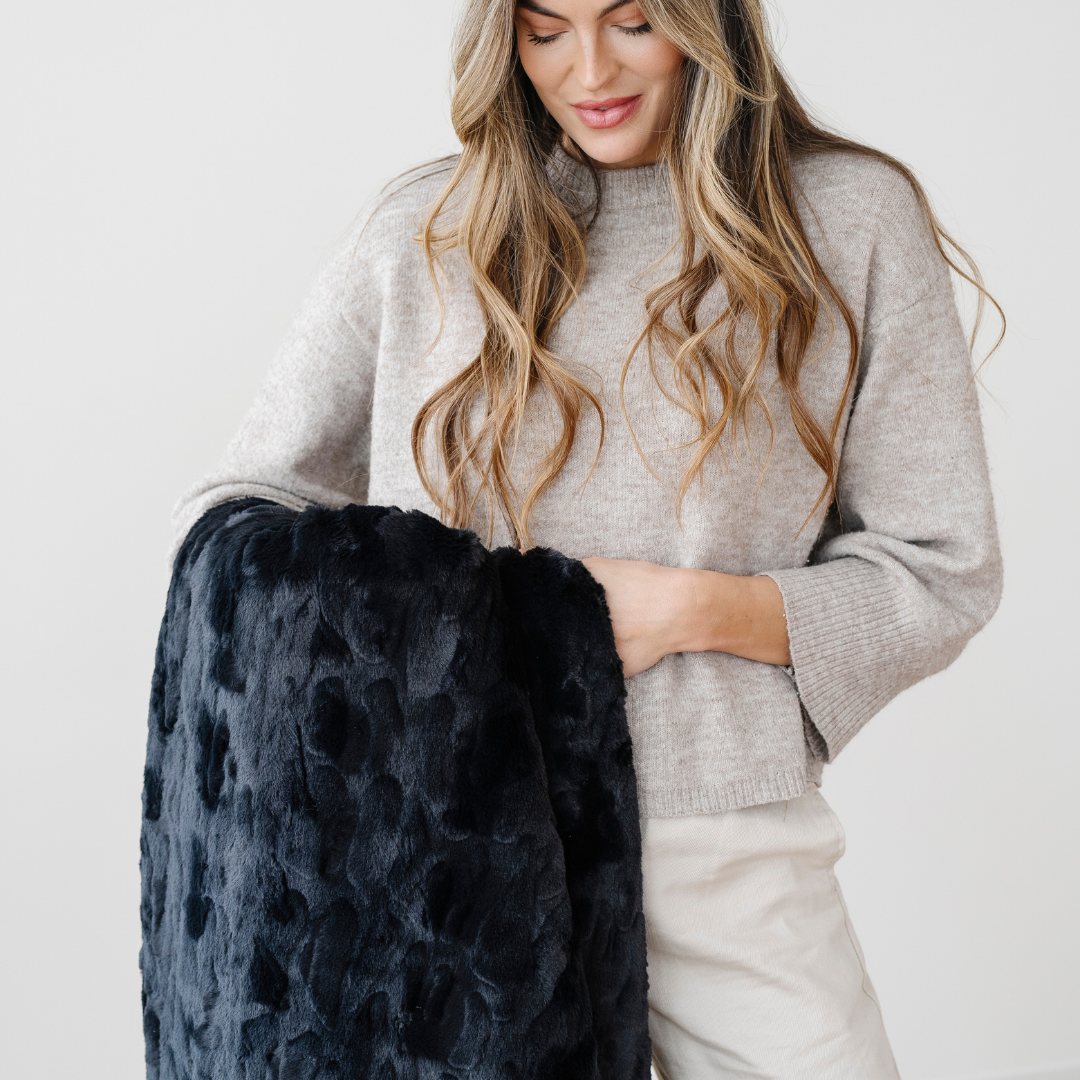 Luxury Cozy Faux Fur XL Throw Blanket for Couch & Bed Saranoni