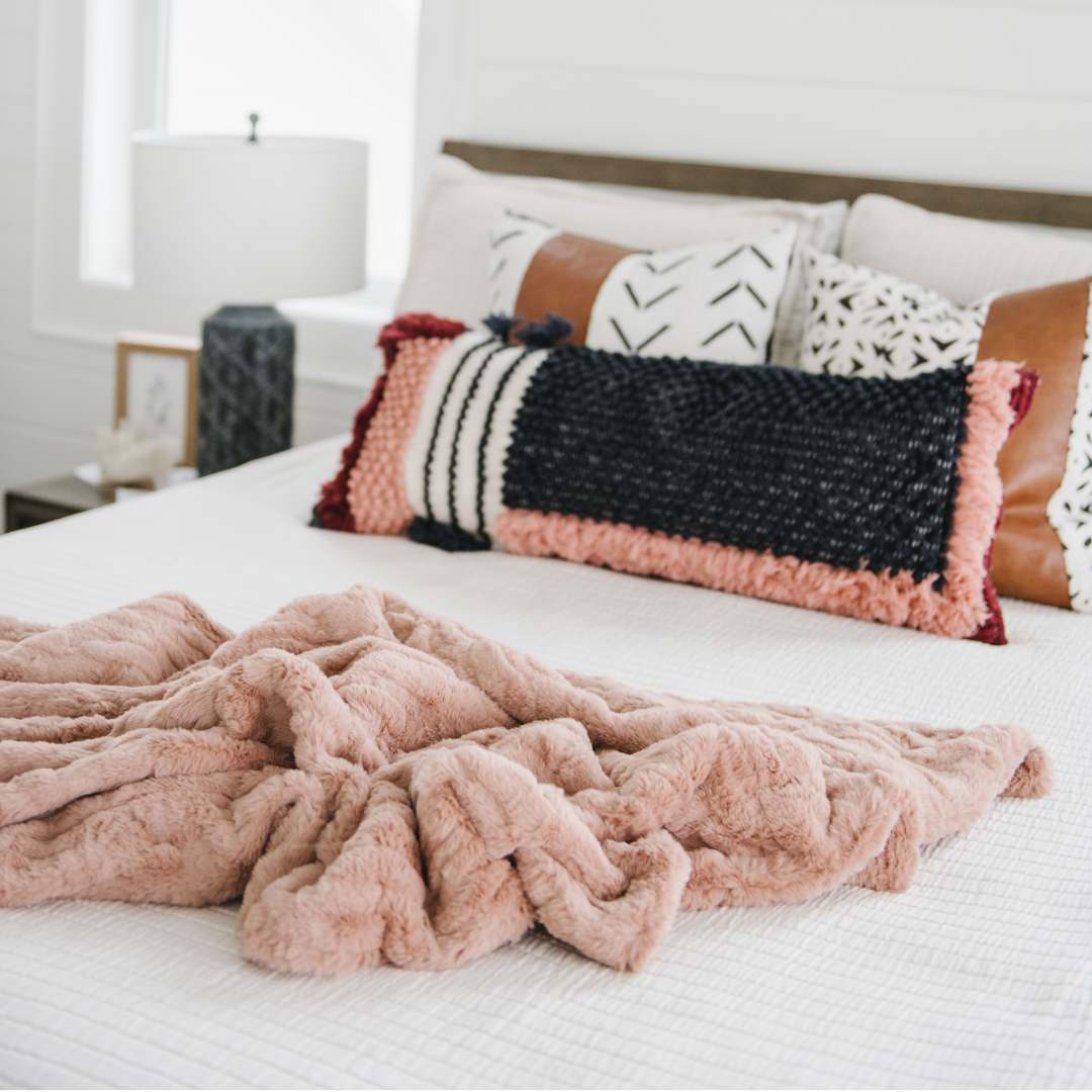 Luxury Cozy Faux Fur XL Throw Blanket for Couch & Bed Saranoni